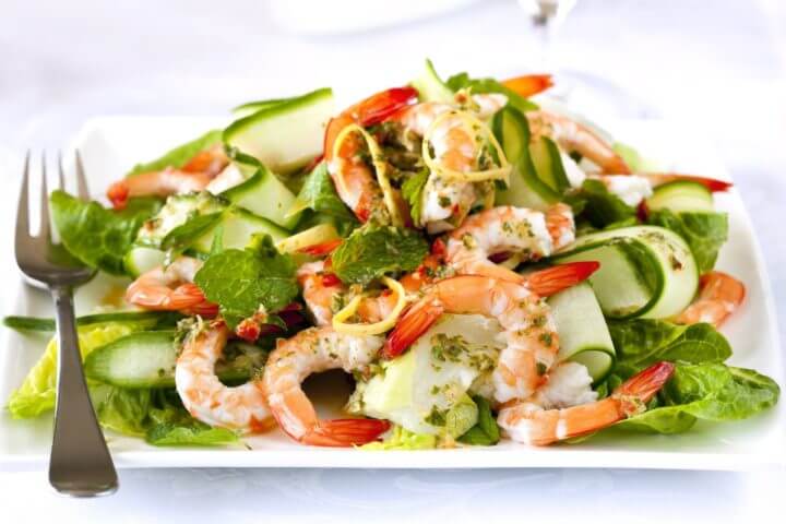 Cómo hacer una ensalada de aguacate y camarón