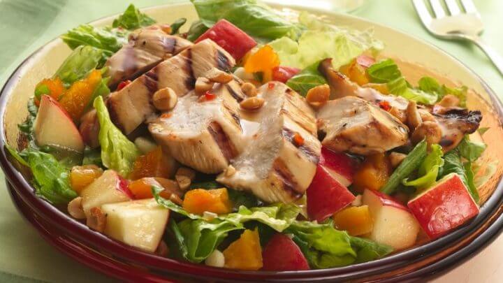 Cómo hacer una ensalada de pollo asado