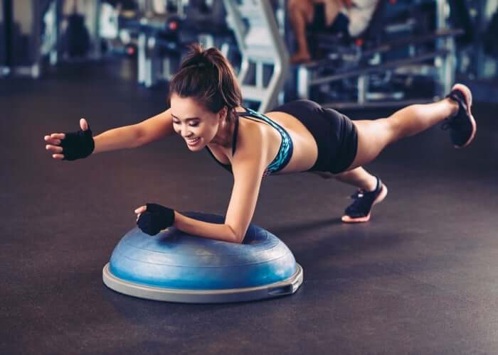 Plancha a una sola pierna con balón BOSU