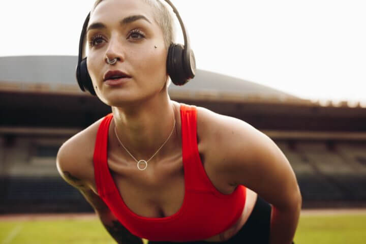 Cómo actúan los auriculares aislantes de sonidos