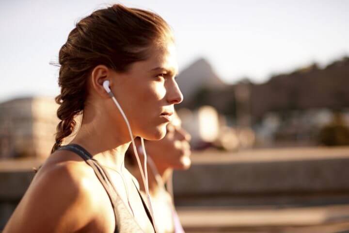 Entrenar de manera segura con auriculares aislantes de sonido