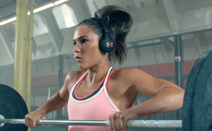 Utilizar auriculares aislantes de sonido para hacer deporte