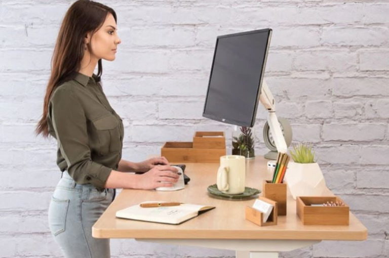 Escritorio con pedales vs. de pie. ¿cuál es mejor para la productividad?