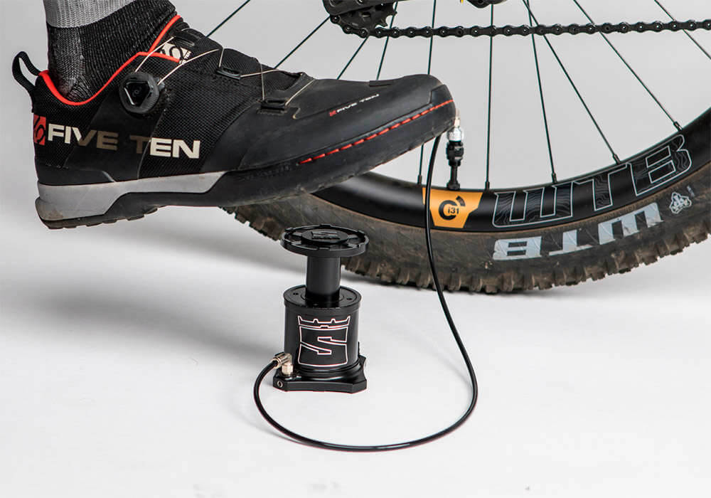 Cómo arreglar un neumático de bicicleta pinchado