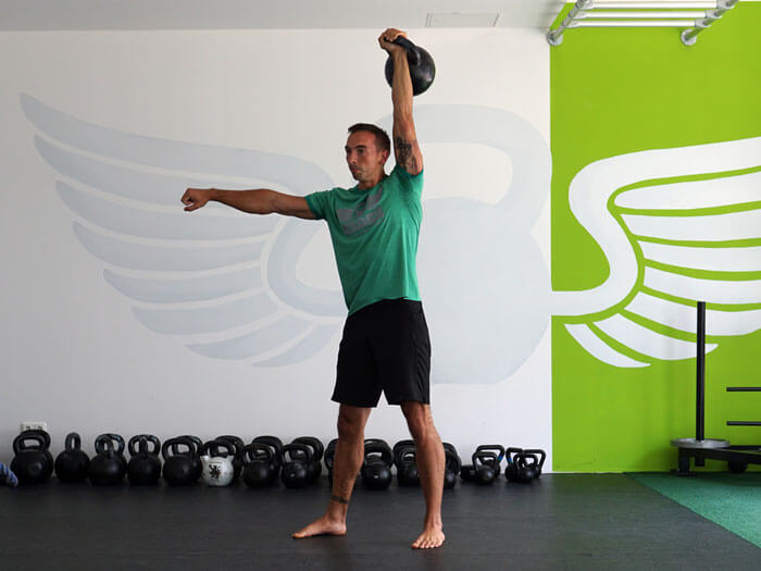 Ejercicio de press con kettlebell