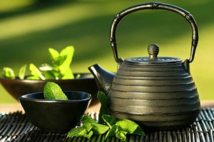 El té de menta en relajante and combat las náuseas