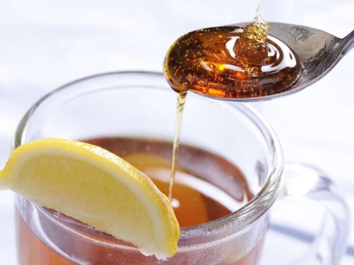El té de limón e miel combate las náuseas