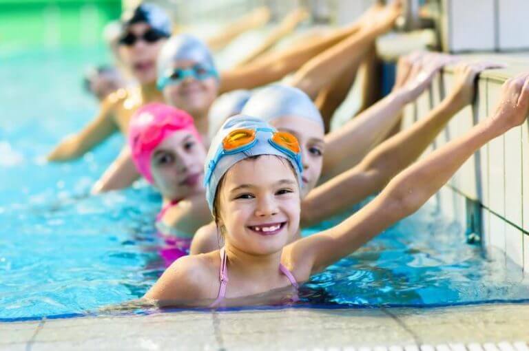 ¿qué beneficios tiene para un niño unirse a un club de natación?