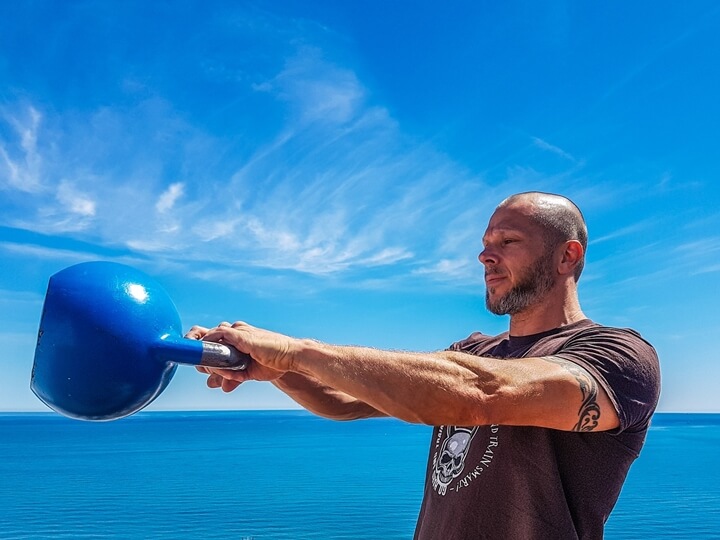 Riesgos de hacer mal los ejercicios con kettlebell