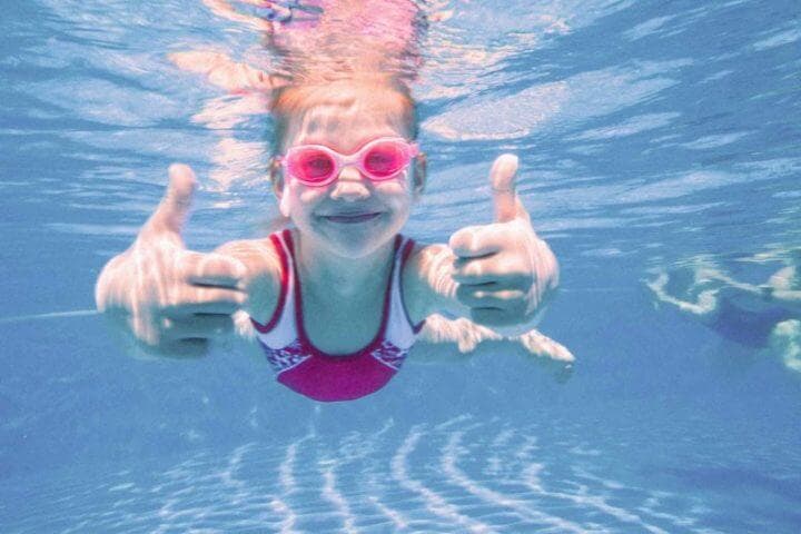 ¿Cómo influye la natación en los niños?