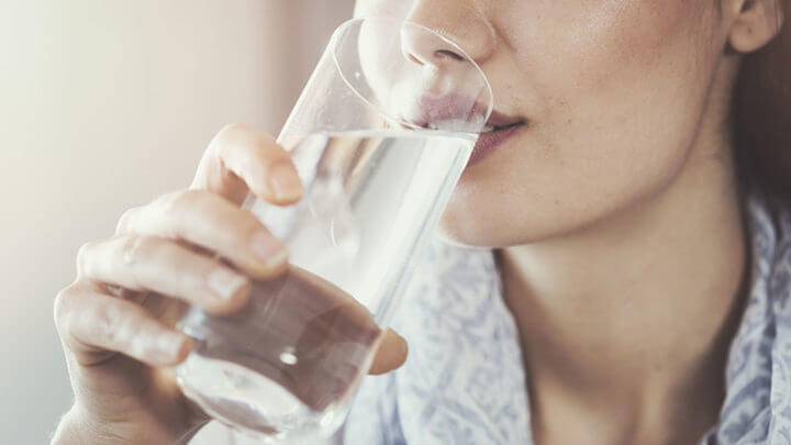 Es esencial beber agua para la salud de la piel