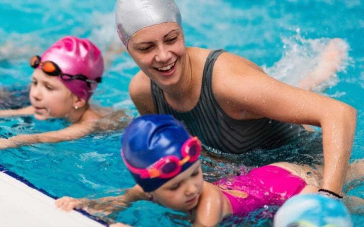 Ventajas de practicar natación para los niños