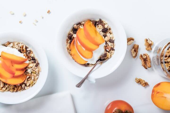 Desayuno proteico de avena y duraznos con quinoa
