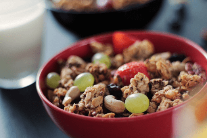 Desayuno de quinoa y frutas con gran contenido de proteínas