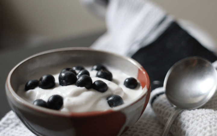 Parfait cremoso con quinoa y bayas para un desayuno proteico