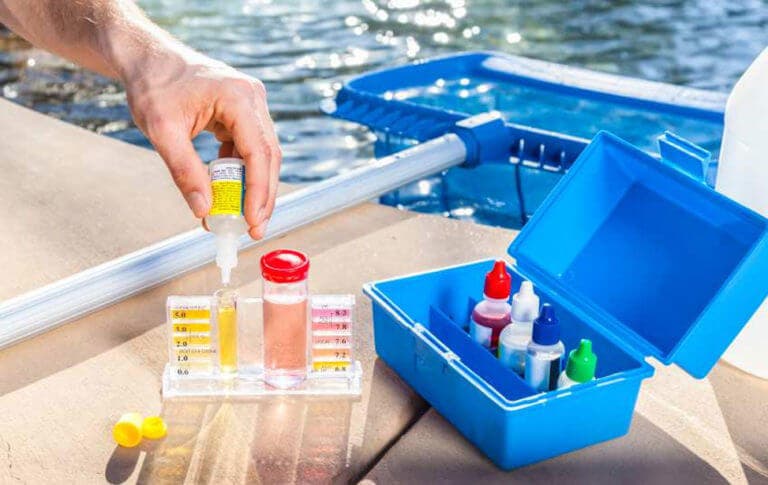 ¿Cómo puede influir el cloro de la piscina en tu cuerpo?