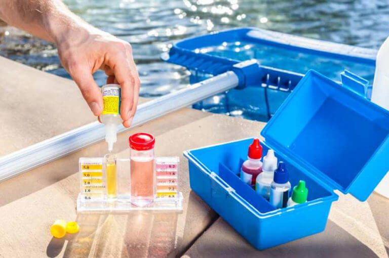 ¿los químicos que hay en una piscina pueden dañarte?