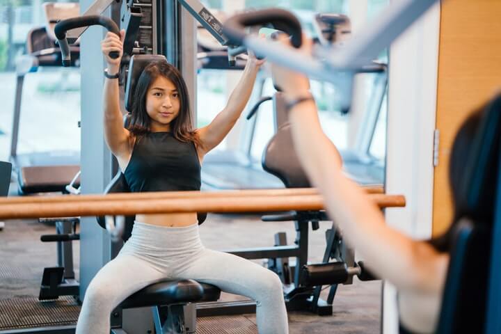 Rutina semanal para desarrollar músculo en el gym