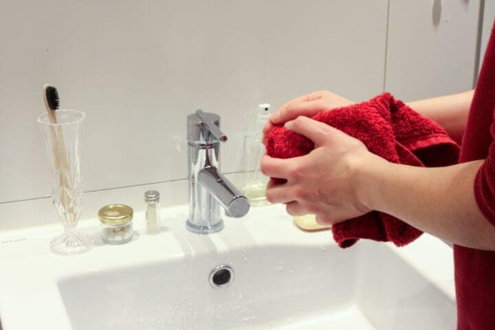 Come secar correttamente las manos para no dañarlas