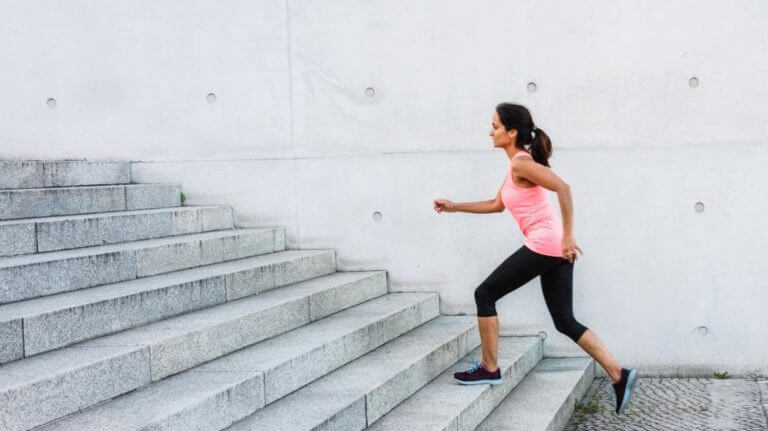 La rutina de 20 minutos en la que solo necesitarás una escalera
