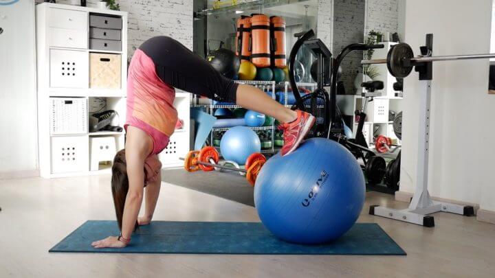 Entrenar el equilibrio con una fitball