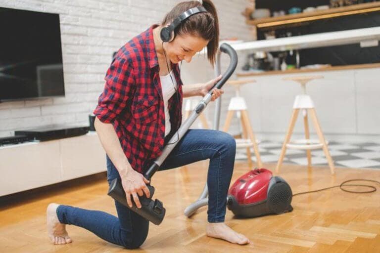 8 maneras creativas de moverte cuando no puedes salir de casa