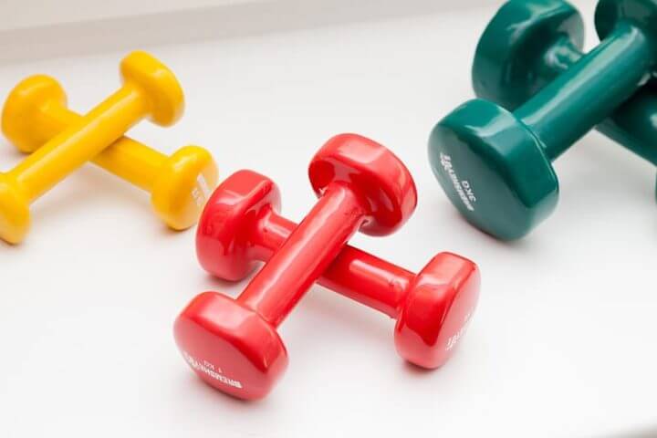 ejercicios con mancuernas para mantener el musculo