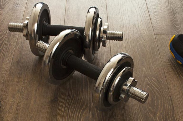 Guía útil para empezar un entrenamiento con pesas en casa