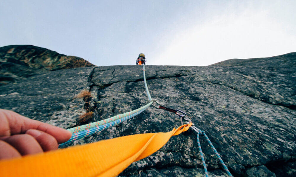 Accesorios indispensables para realizar actividades de escalada de forma segura