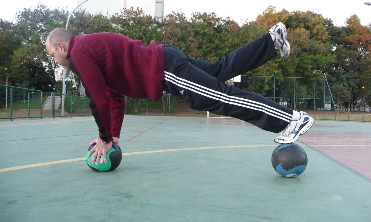 10 ejercicios con balón medicinal para principiantes fáciles de hacer
