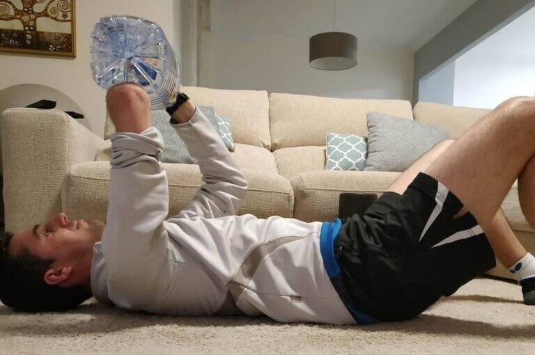 Rutina con garrafas de agua o bricks de leche para entrenar en casa