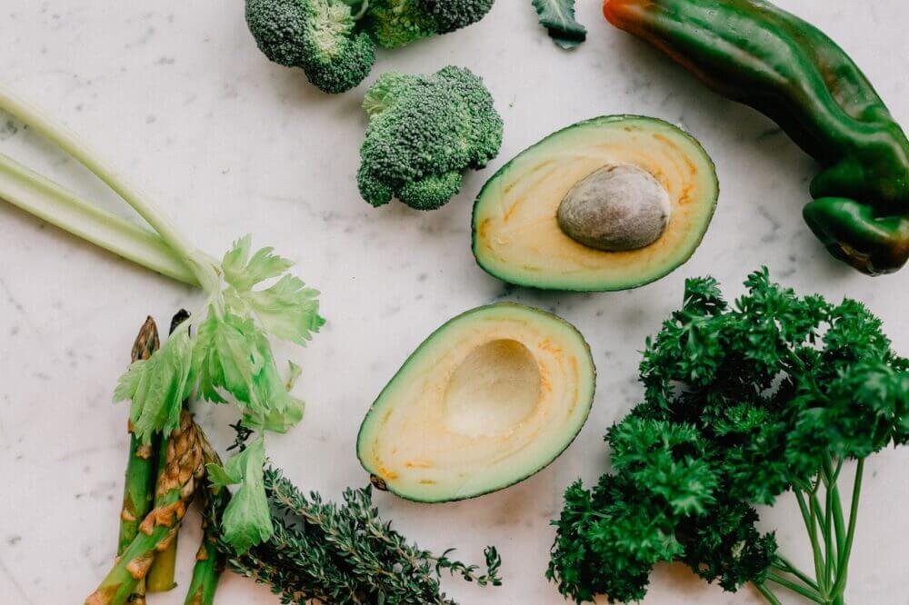 Consume alimentos bajos en carbohidratos como el calabacín o brócoli