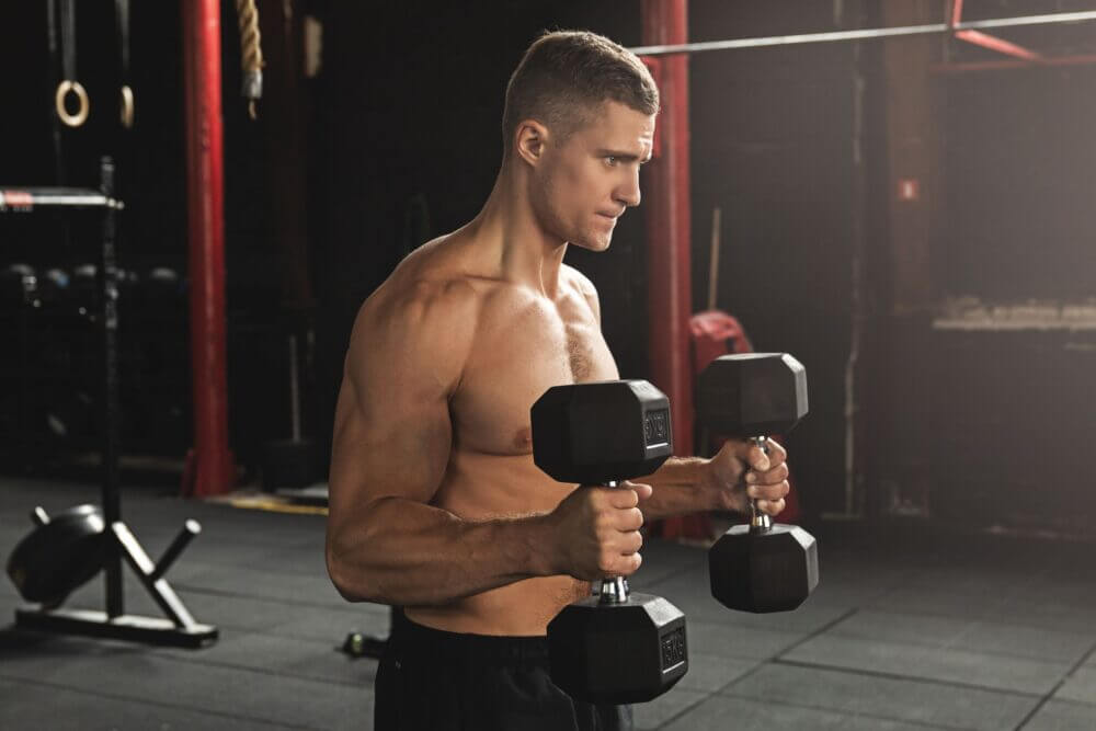 Como realizar curls de martillo para crecer masa muscular