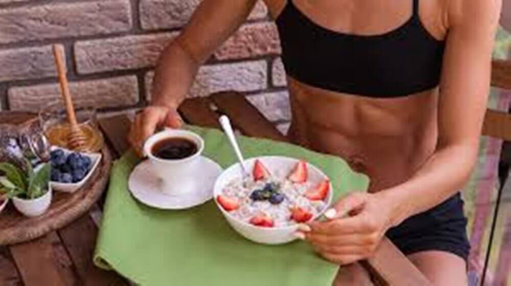 ¿Se debe comer antes de entrenar para quemar grasa?