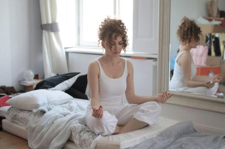 9 ejercicios para hacer en cama y sin necesidad de material