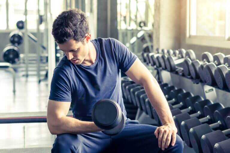 13 ejercicios con mancuernas para tonificar todo el cuerpo