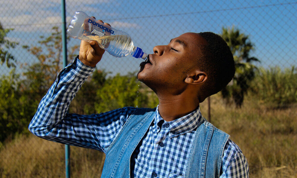 Beber agua frecuentemente para reducir la ingesta de alimentos