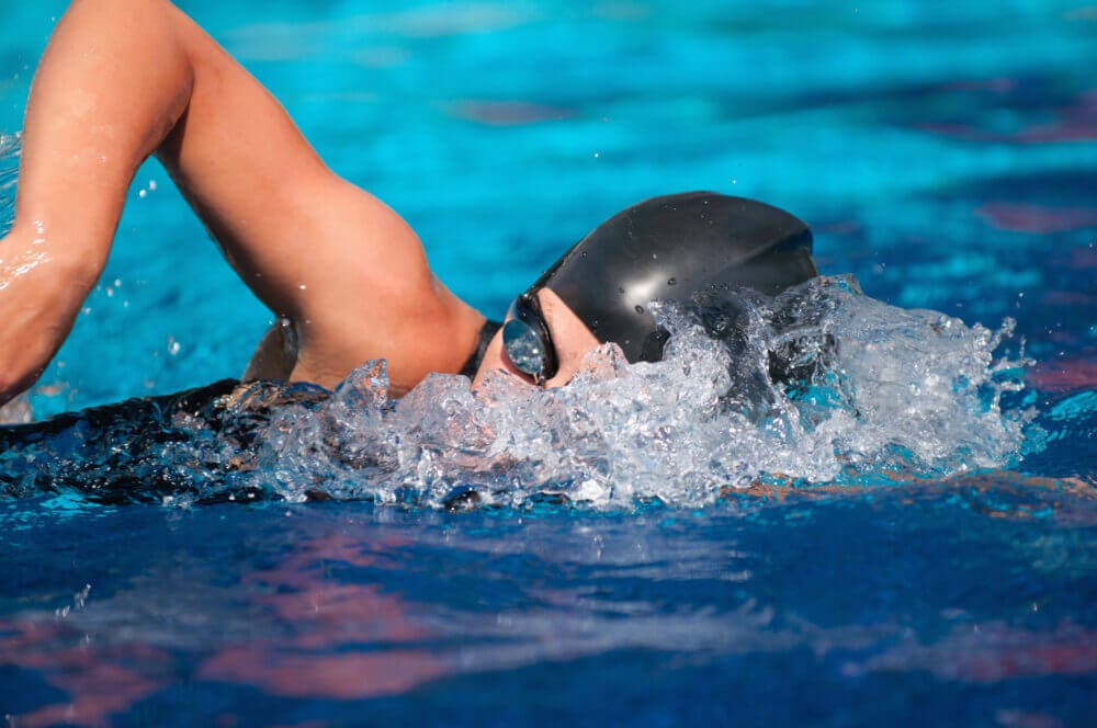 reducir la resistencia al agua en natación