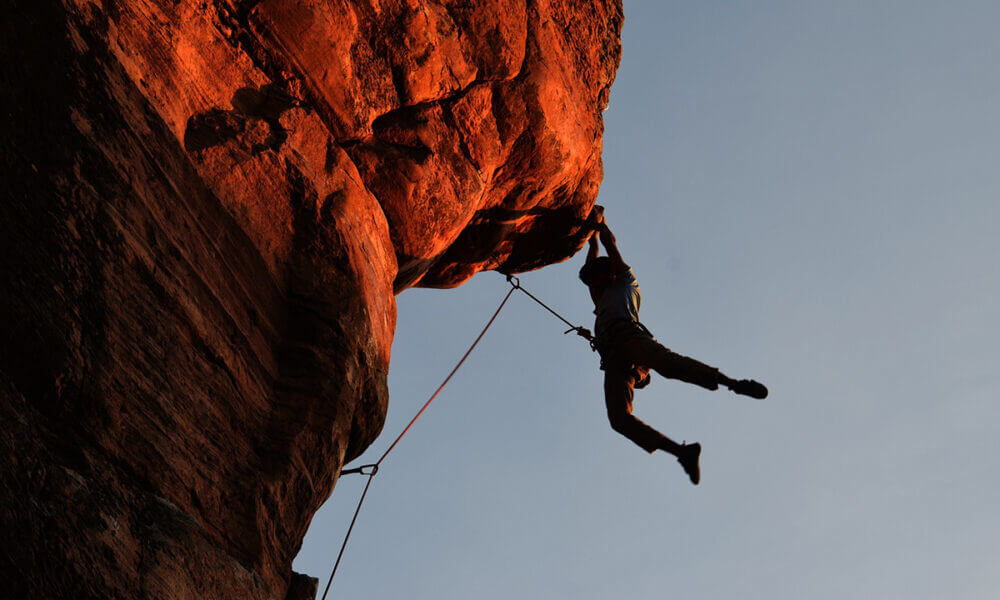 Consejos prácticos para mejorar el agarre en escalada
