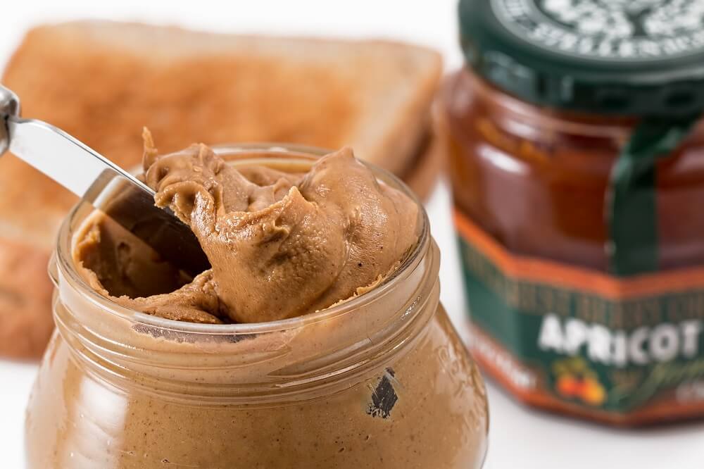 La crema de cacahuete natural puede aportar los mismos beneficios que el cacahuete sin procesar