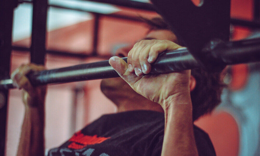Entrenamiento con dominadas lastradas para fortalecer musculatura