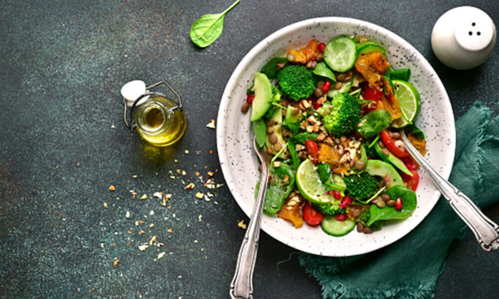 Ensalada de lentejas con soja, brócoli y guisantes. para aumentar el consumo de hierro