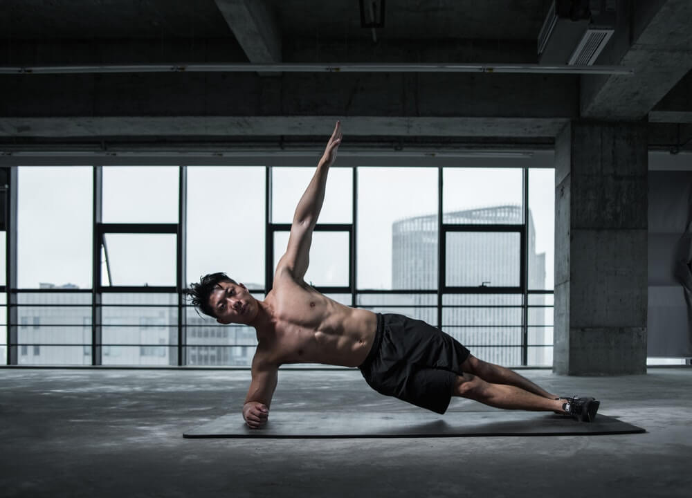 Uno de los ejercicios para abdominales oblicuos es la plancha lateral