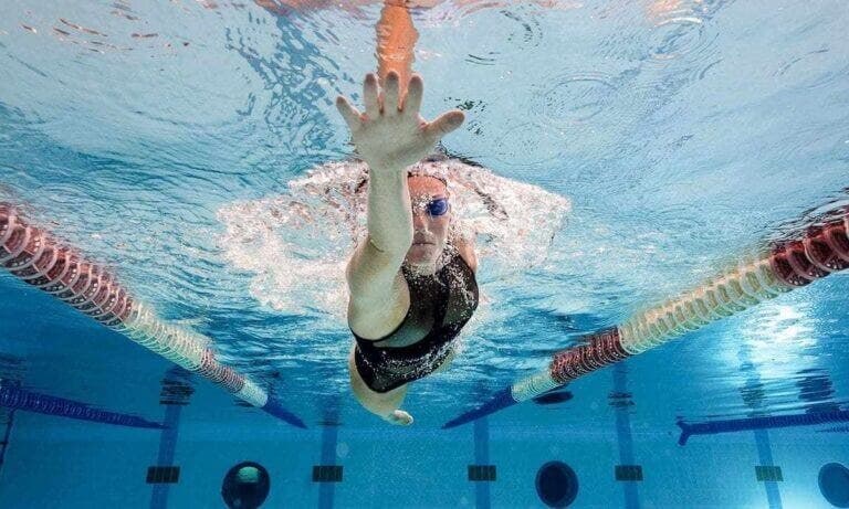 reducir la resistencia al agua en natación