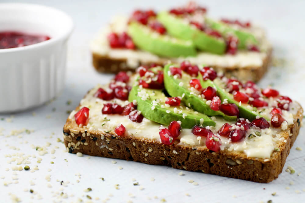 Receta de tostada de aguacate y granada