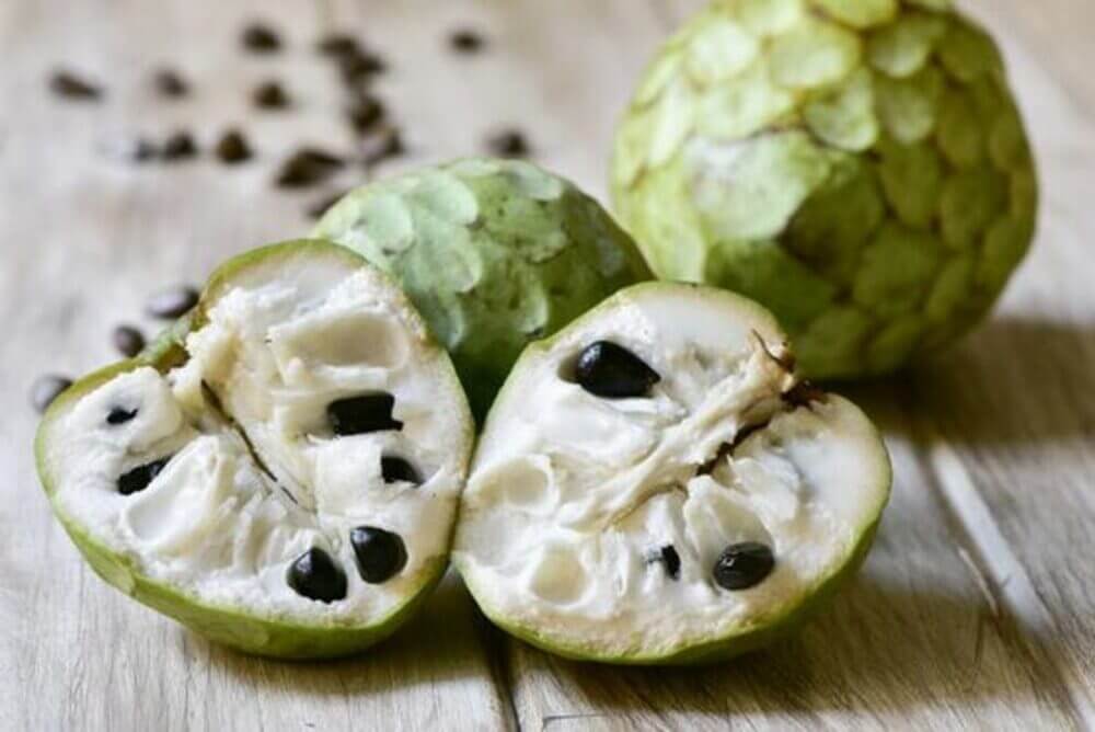 chirimoya, una de las frutas tropicales que más Beneficios aportan.