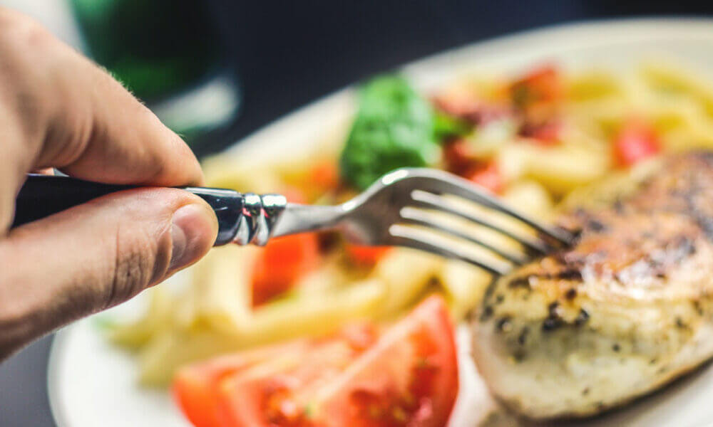 Evitar pasar mucho tiempo sin comer, uno de los consejos para estar saludable internamente más comunes