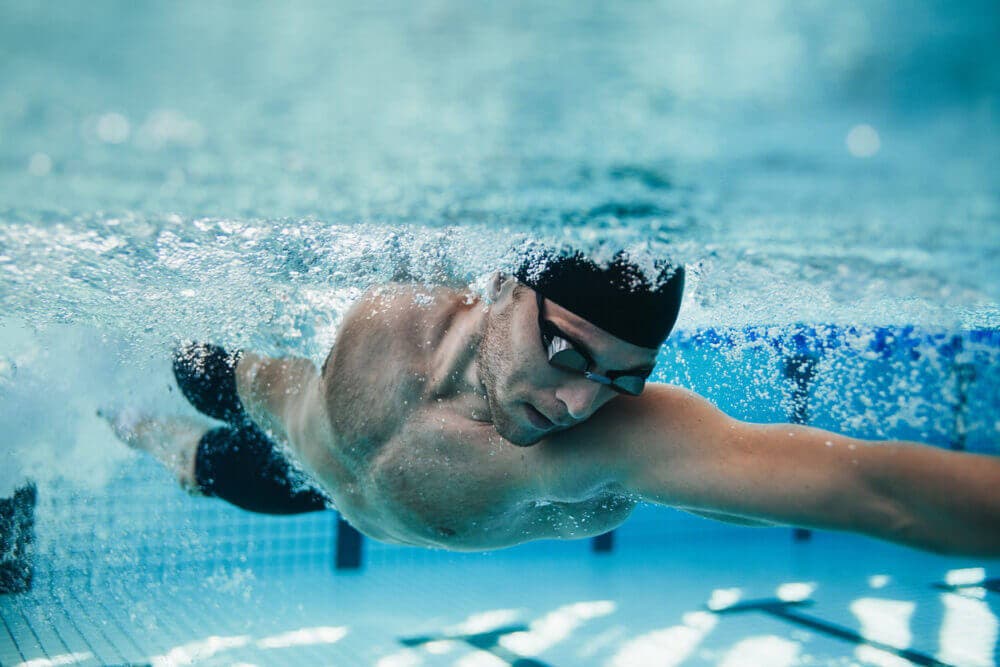 Die HIIT-Routine, um im Schwimmbad trainieren zu können, damit das Gras nicht verloren geht