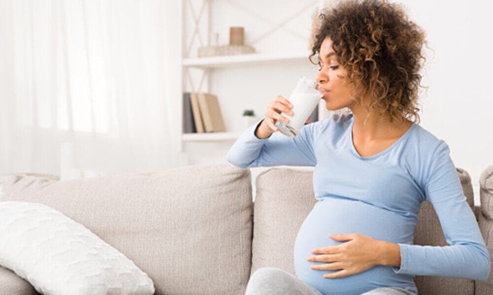Beneficios que aporta la leche de avellanas a las mujeres embarazadas
