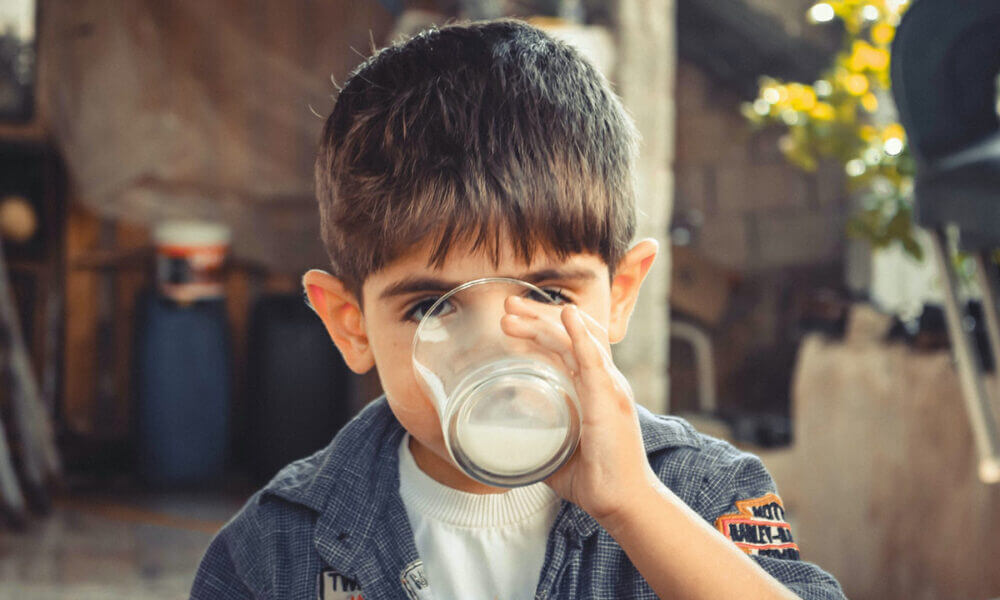 Niño bebiendo
